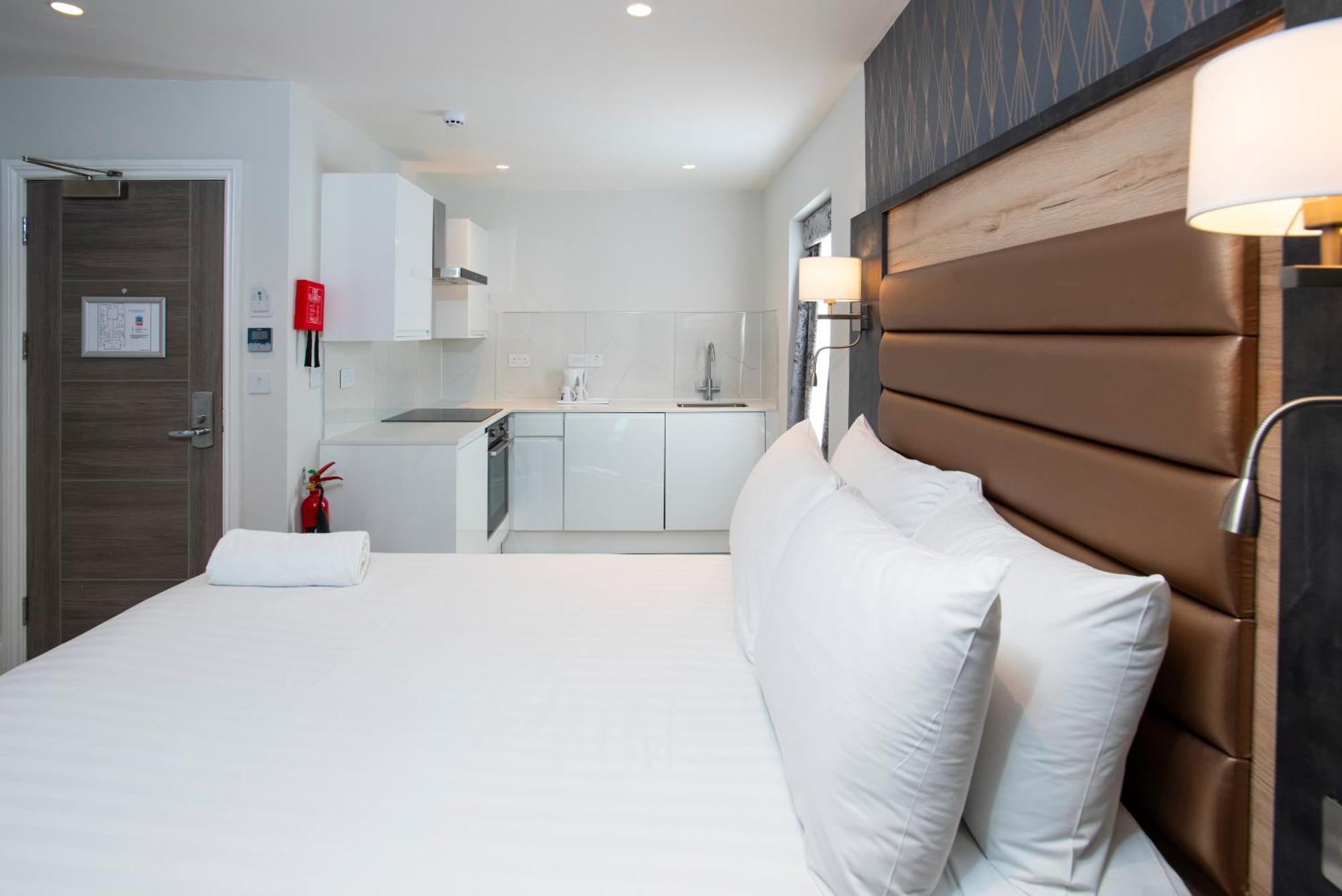 Best Western Chiswick Palace & Suites London Exterior photo