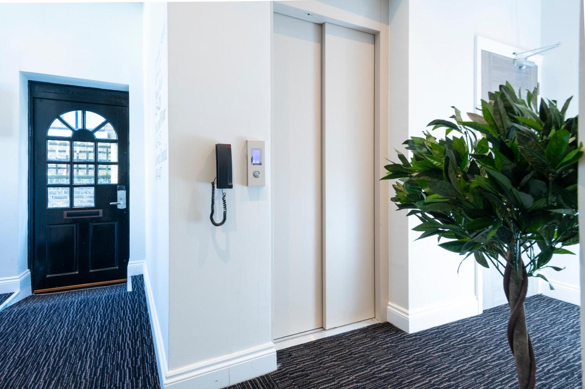 Best Western Chiswick Palace & Suites London Exterior photo